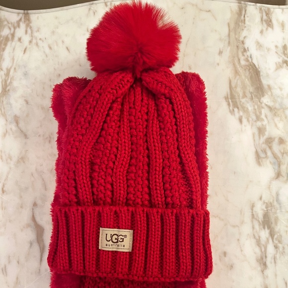 - UGG Winter Red Pom Pom hat & infinity scarf Set NWT - Picture 2 of 5